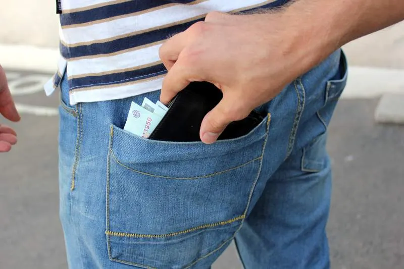 Trei bărbaţi au furat 8.000 de la un sulinean