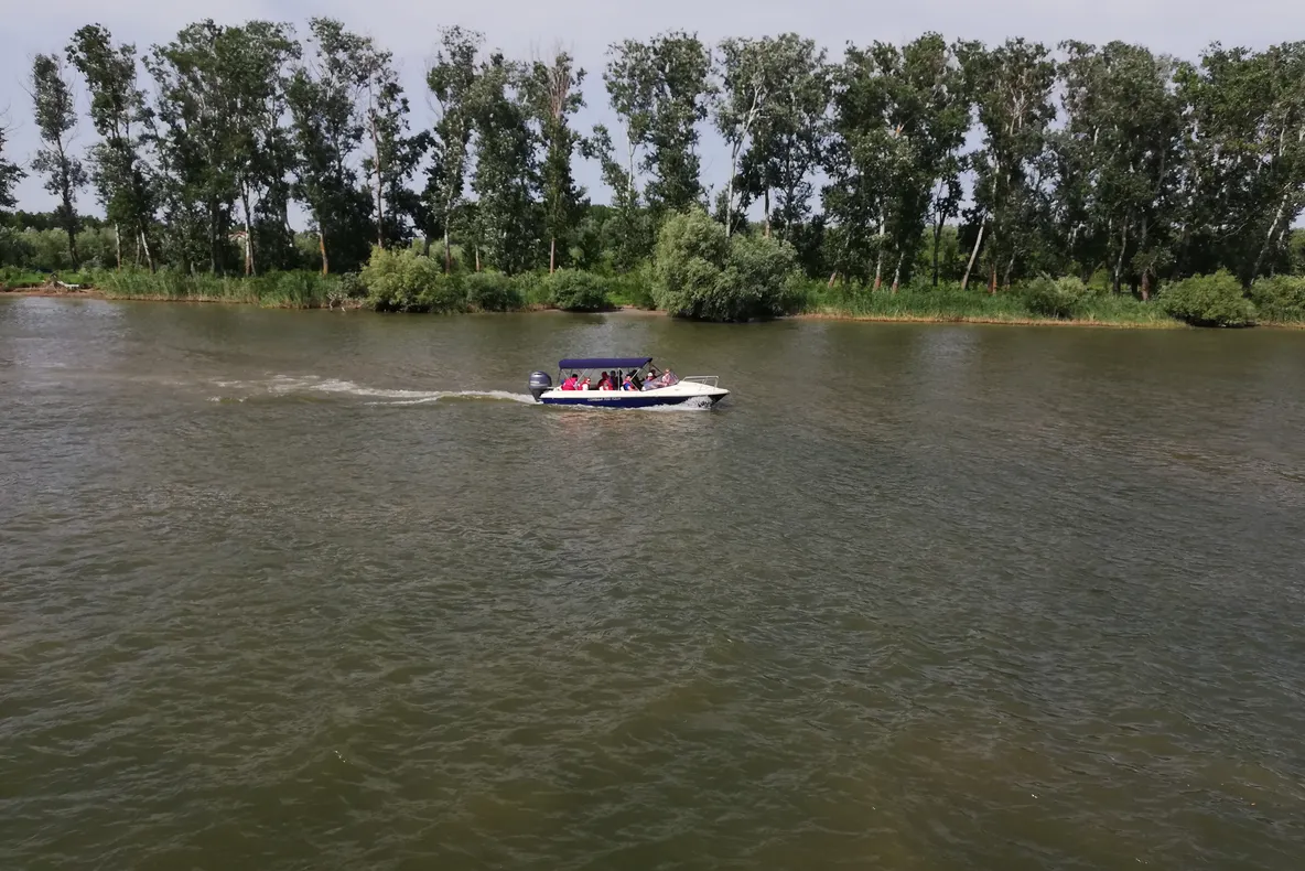 Cinci turiști din Ploiești s-au înfipt cu barca în malul pietros, în zona Uzlina