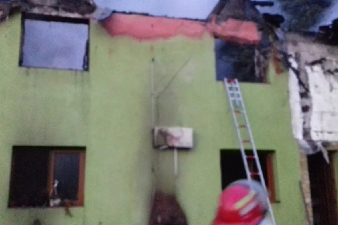 O casă a ars în Luncaviţa de la un scurtcircuit