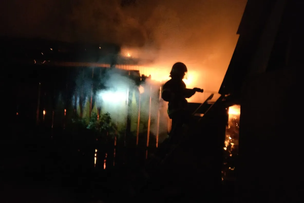 Incendiu violent în miez de noapte, lichidat după trei ore