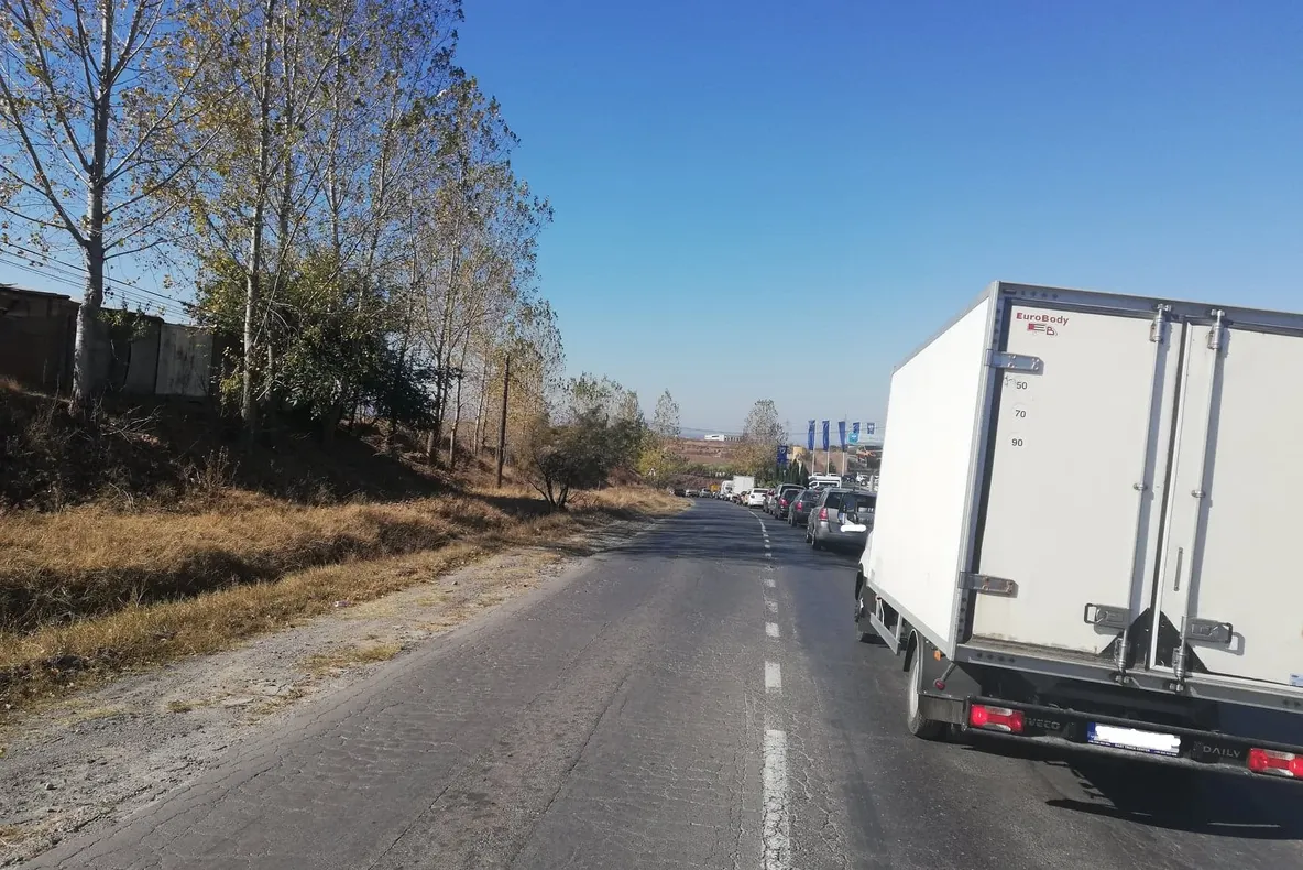 22 de permise reţinute pe variantă în doar 40 de minute, pentru că au trecut pe roşu