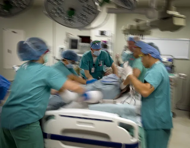 Tânără împuşcată în faţă de către concubinul sinucigaş este în stare foarte gravă