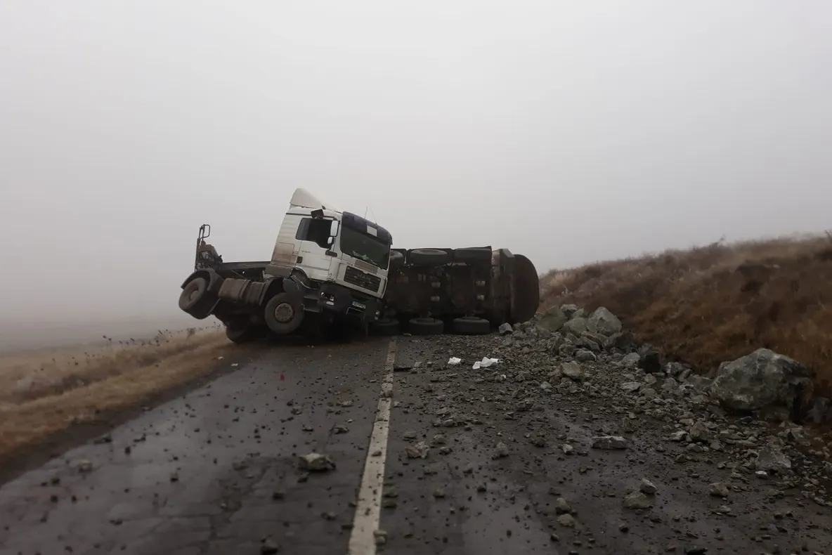 Camion cu piatră răsturnat la Garvăn. Traficul a fost complet blocat o oră