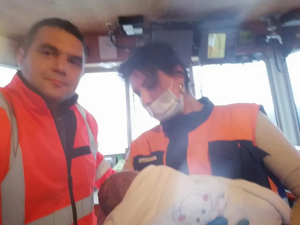 Un copil s-a născut în şalupa ambulanţei