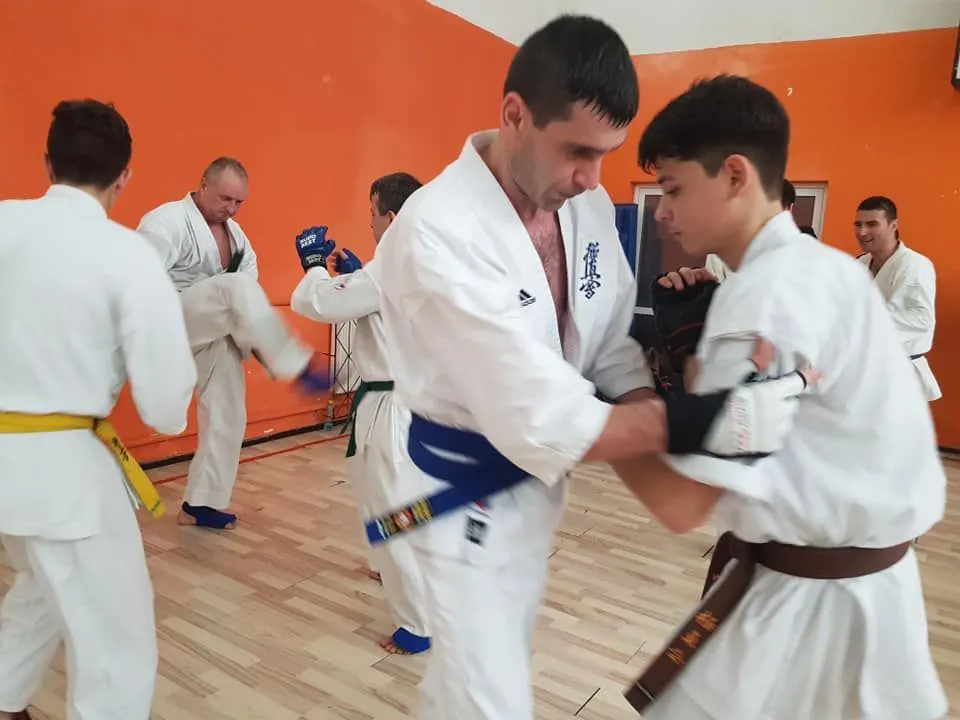 Sparring „Kyokushin Damashi" pentru o sută de karatişti din trei judeţe!