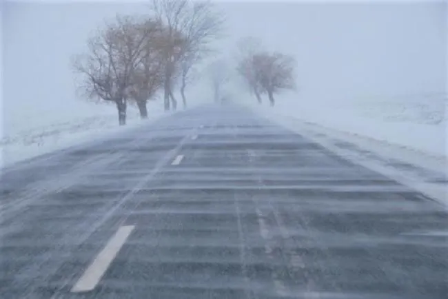 Pe drumurile naţionale şi judeţene se circulă în condiţii de iarnă din cauza viscolului