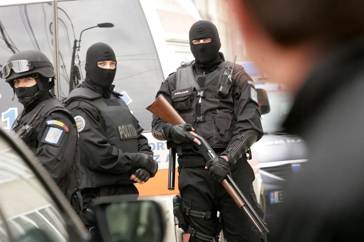 Operaţiune secretă la Sfântu Gheorghe. Surse din zonă vorbesc despre sute de kg. de droguri descoperite într-o barcă resturnată. Toate autorităţile tac!