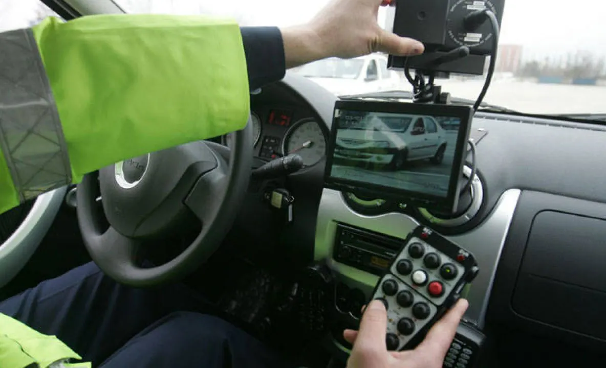 Peste 100 de amenzi şi 10 permise reţinute pentru viteză, în câteva ore