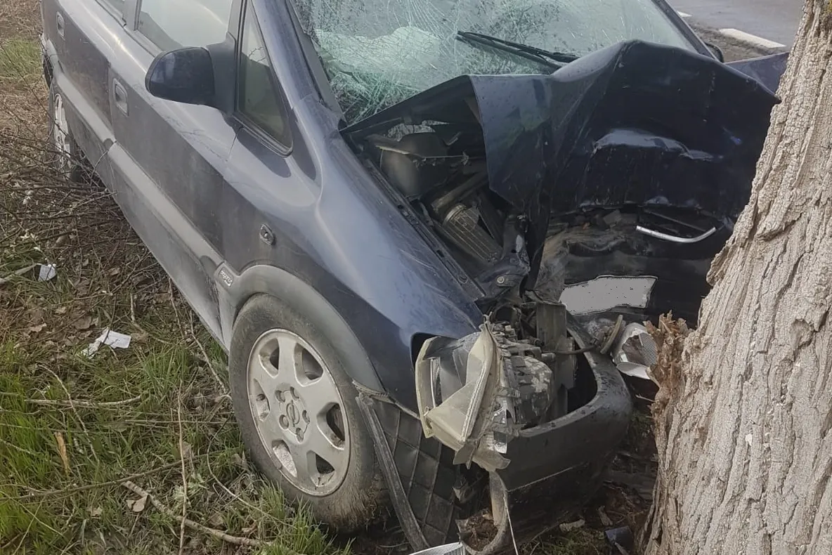 O femeie a intrat cu mașina în copac. Două persoane au fost rănite