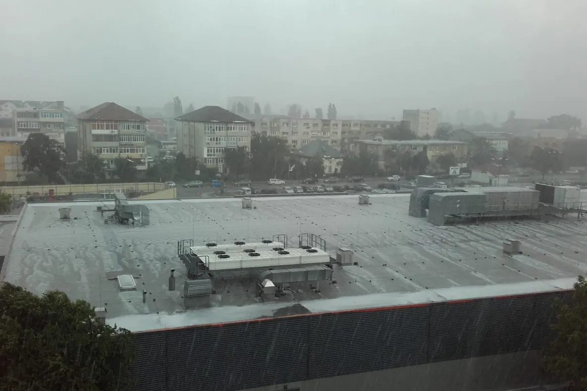 S-au rupt norii la Niculiţel şi Isaccea. Grindina şi ploaia au făcut prăpăd! (galerie foto)