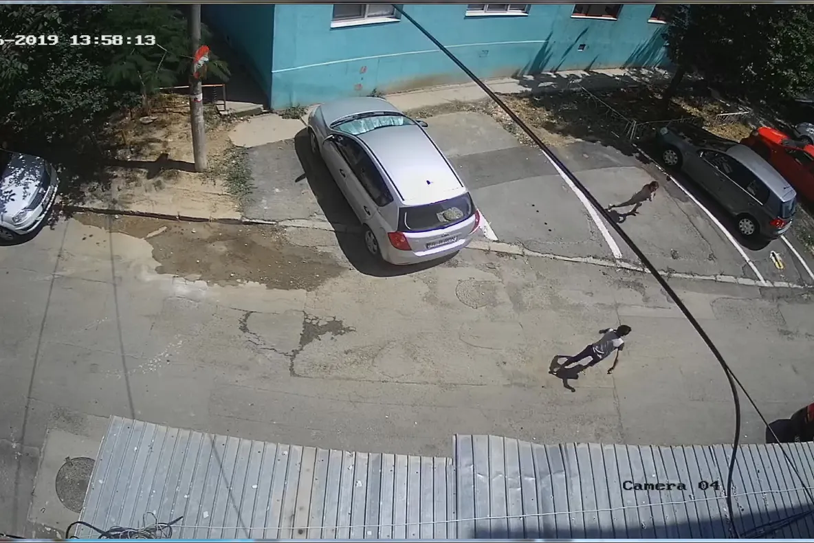 Doi copii rromi filmaţi când fură telefonul unui alt copil