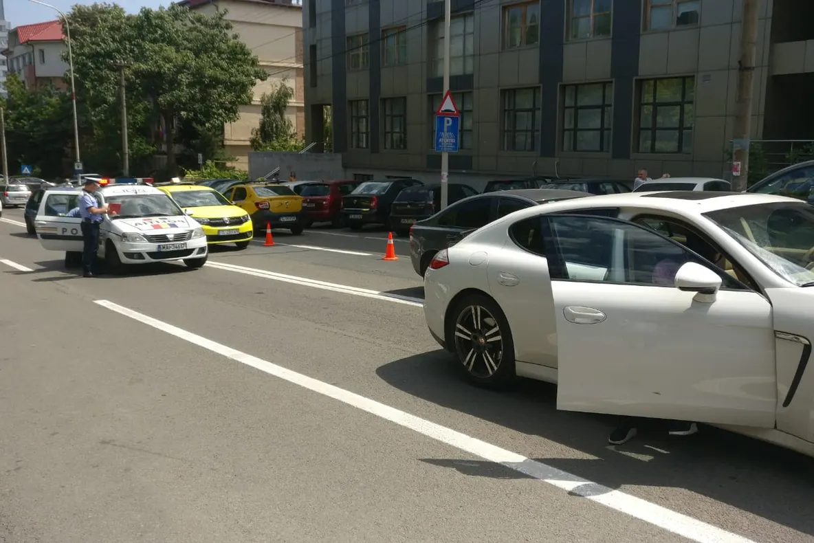 Accident pe strada Babadag. Un bărbat a fost luat de ambulanţă