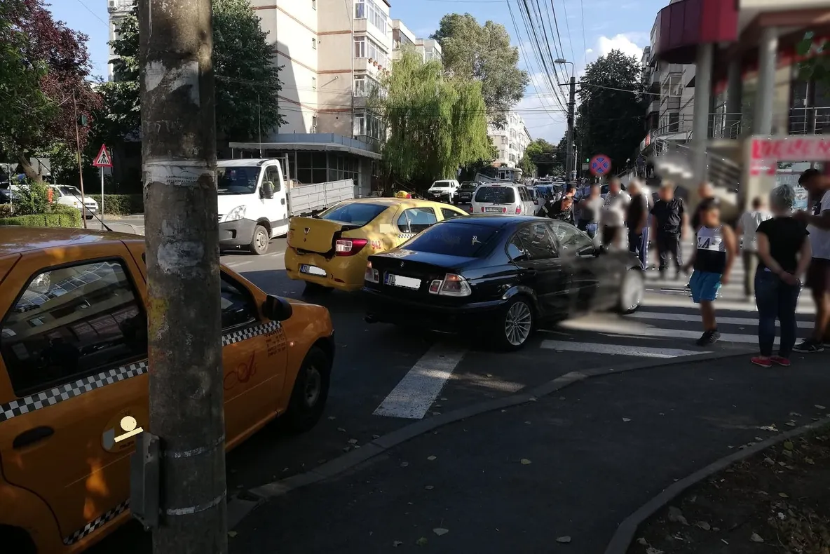 Accident în lanţ pe 1848 în faţa ISU cu trei maşini implicate