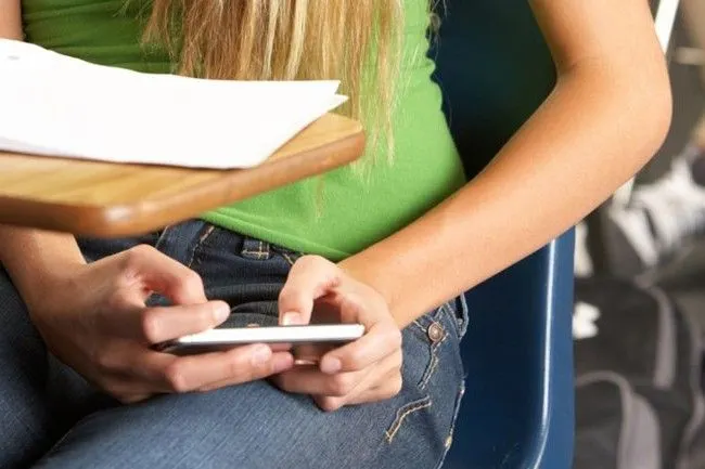 Tentativă de fraudă la Bacalaureat: Un elev din Măcin a fost prins cu telefonul mobil la examen