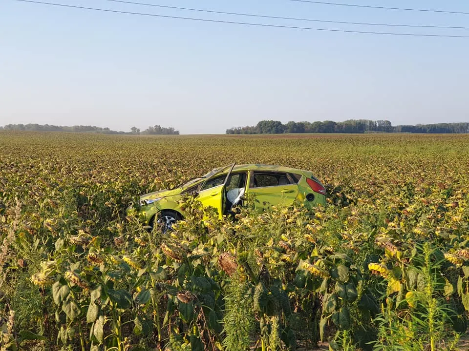 O explozie la anvelopă l-a scos în decor în lanul de floarea soarelui