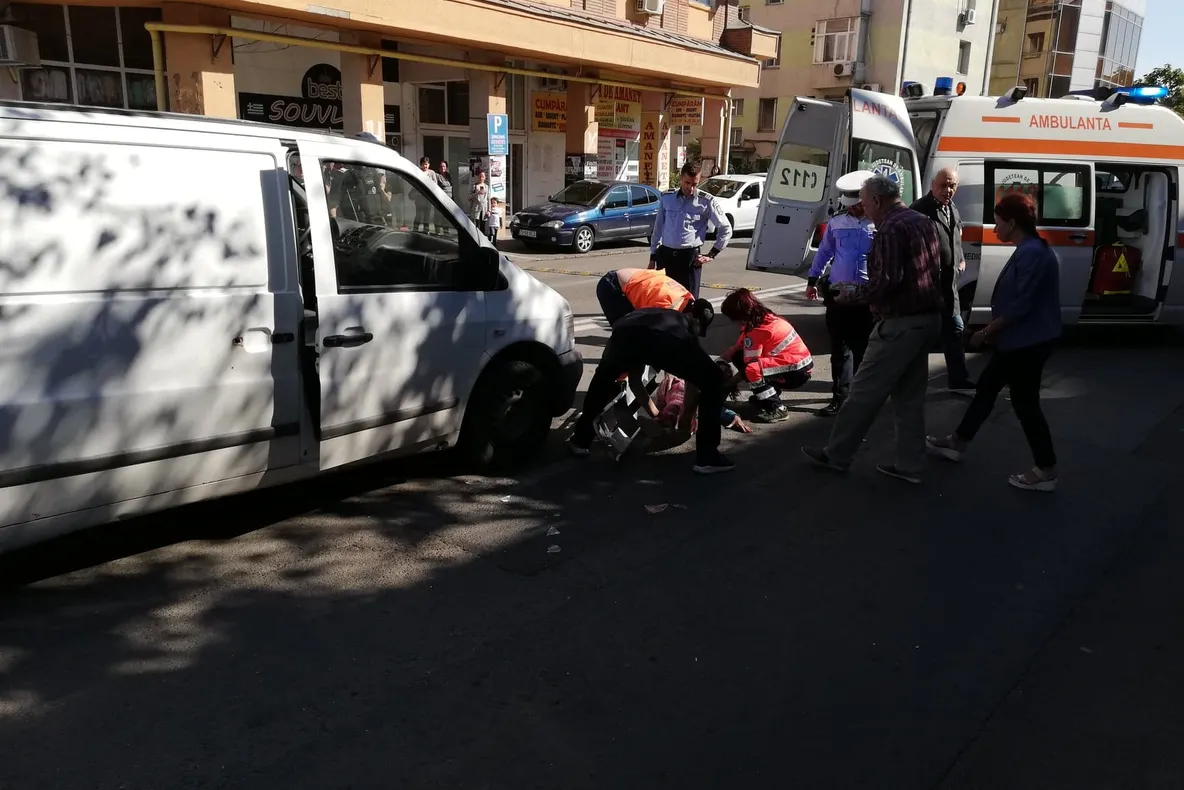 O femeie a fost accidentată grav pe trecerea de pietoni de pe Isaccei - Piaţa Veche