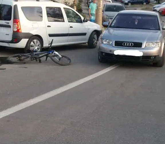 Copil de 13 ani lovit de maşină în Cartierul Nou