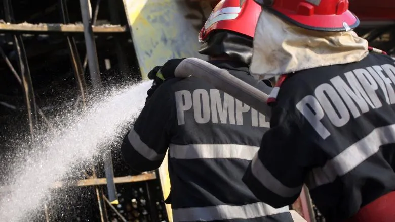Un microbuz de transport persoane a luat foc aproape de Grindu