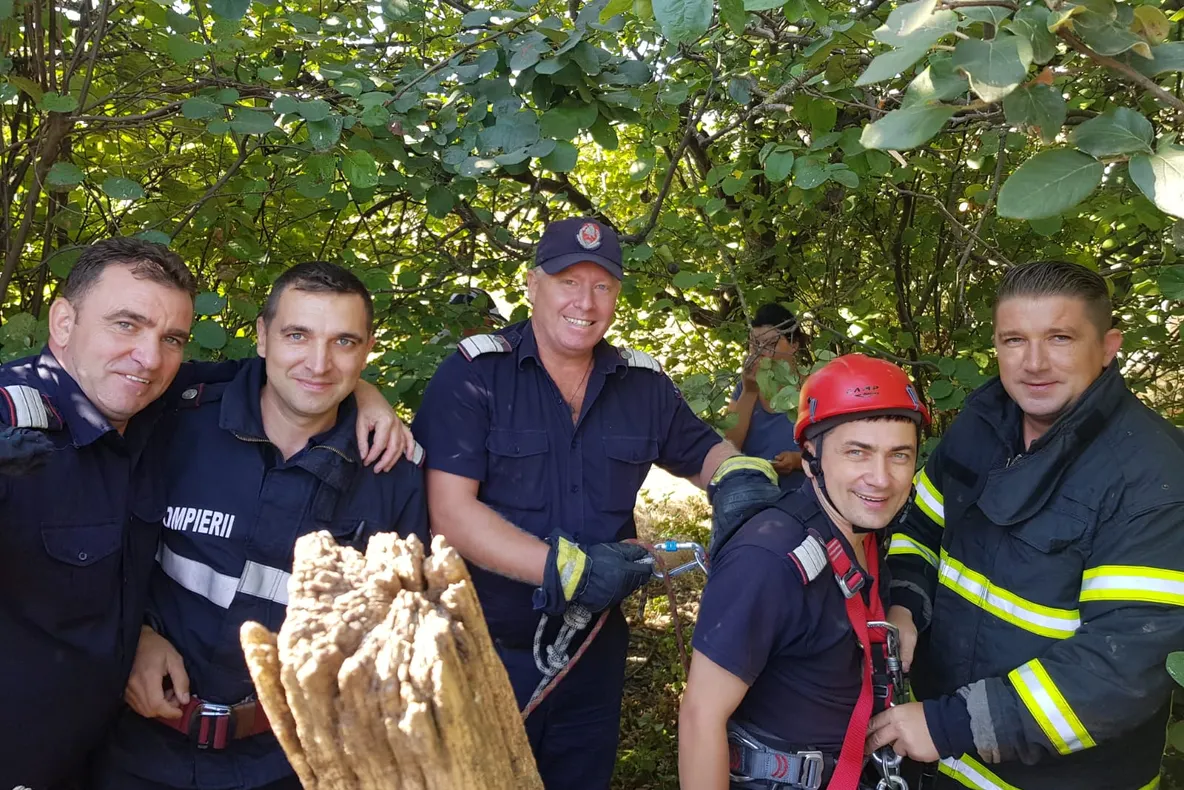 Pompierii au salvat un motan dintr-o fântână părăsită