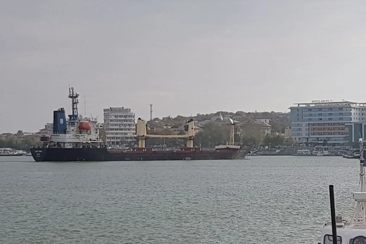 Un cargou a intrat în faleză în faţa Hotelului Delta