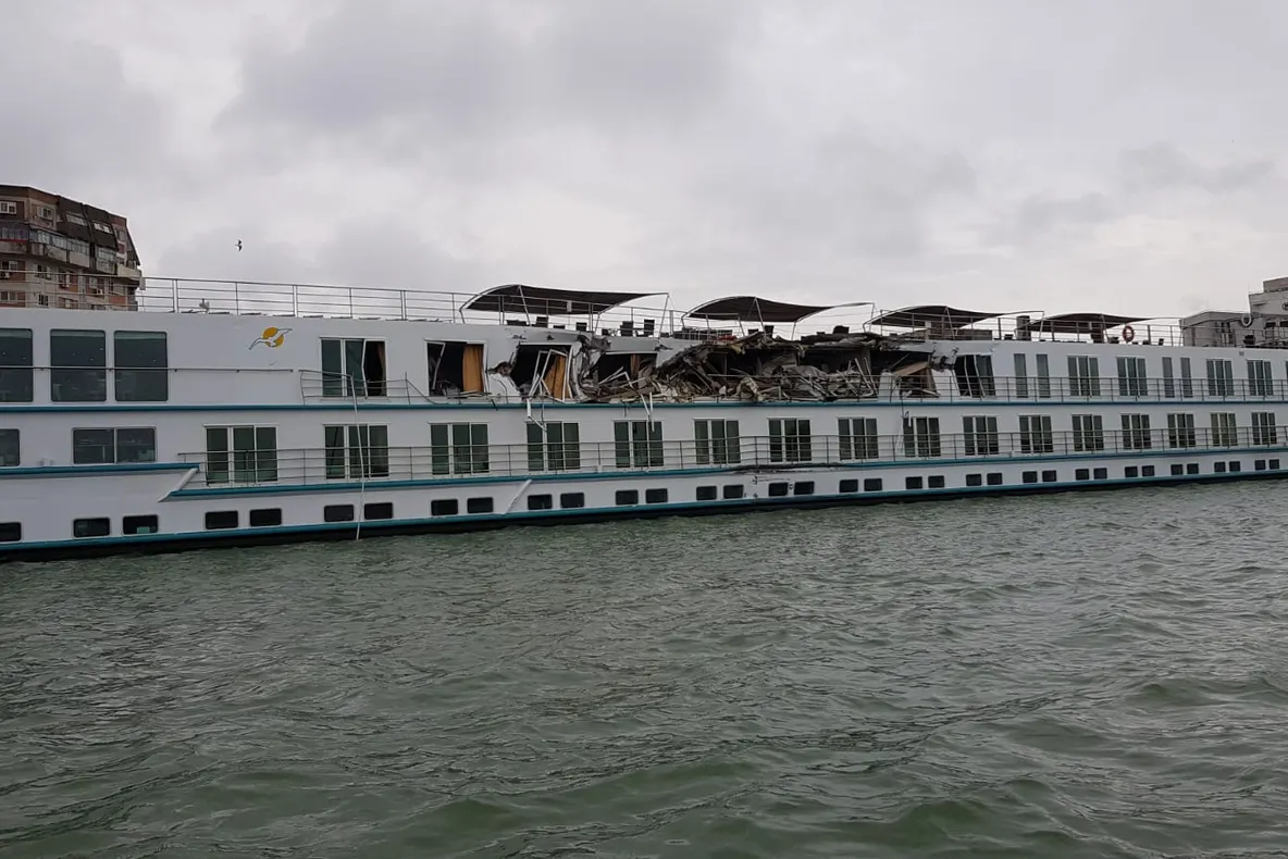 Accident naval pe Dunăre: Navă de croazieră făcută praf de un cargou