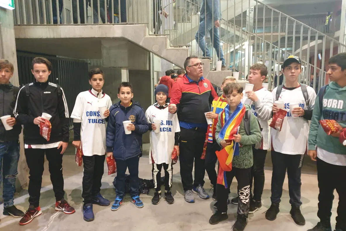 Aproximativ 1000 de copii au fost la meciul România - Norvegia, trimişi de Consiliul Judeţean Tulcea