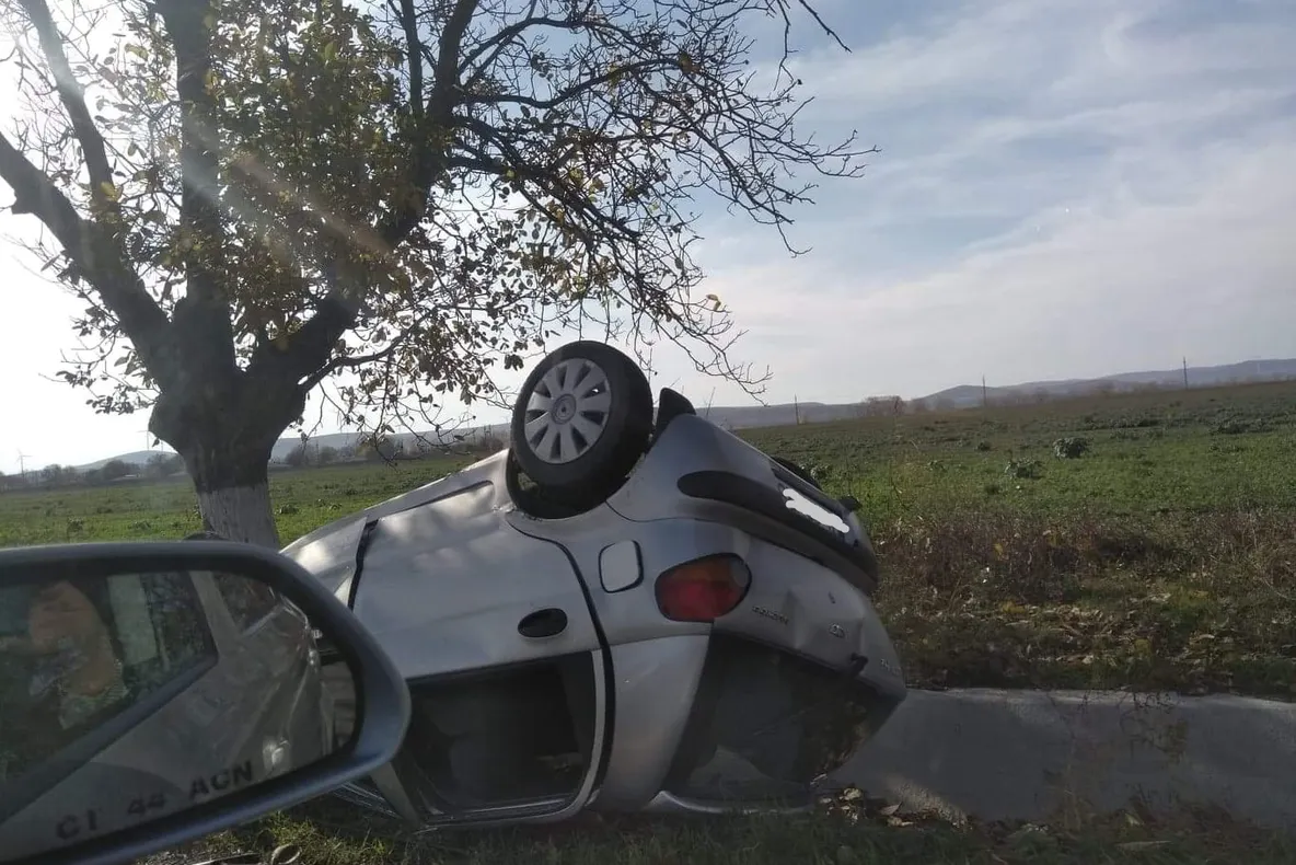 A scăpat nevătămat după ce s-a dat peste cap cu maşina 