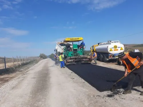 Se asfaltează majoritatea drumurilor judeţene!