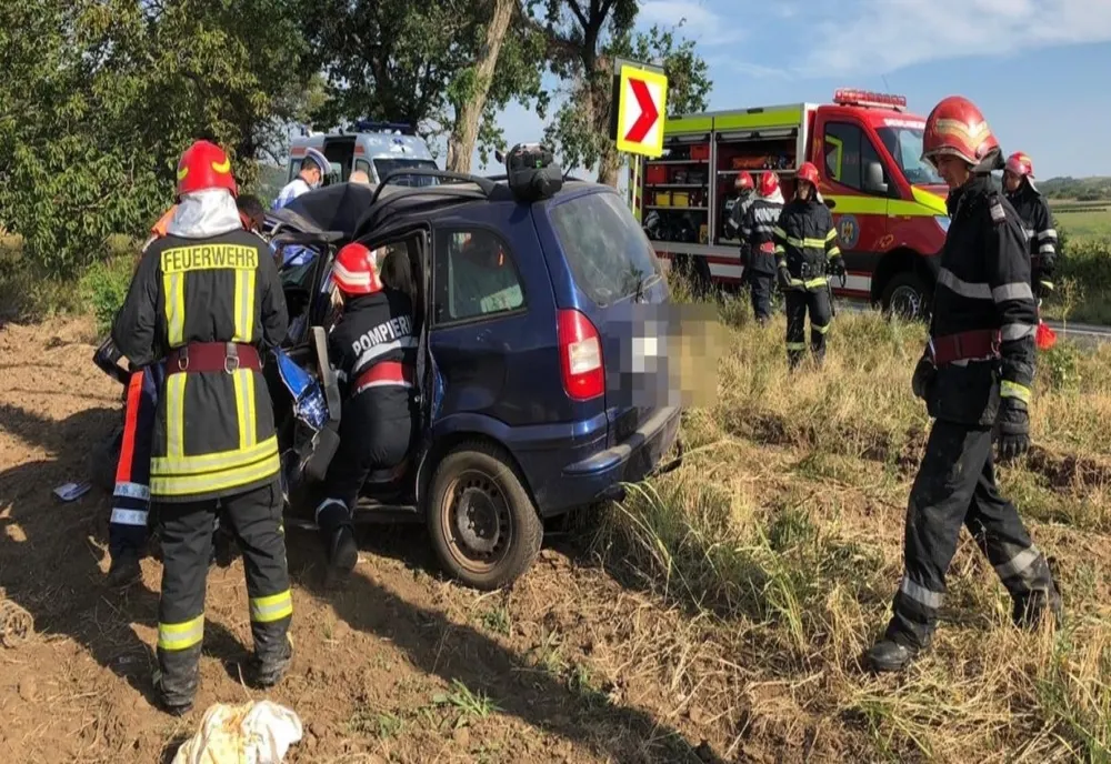 A murit după ce a intrat cu mașina într-un copac