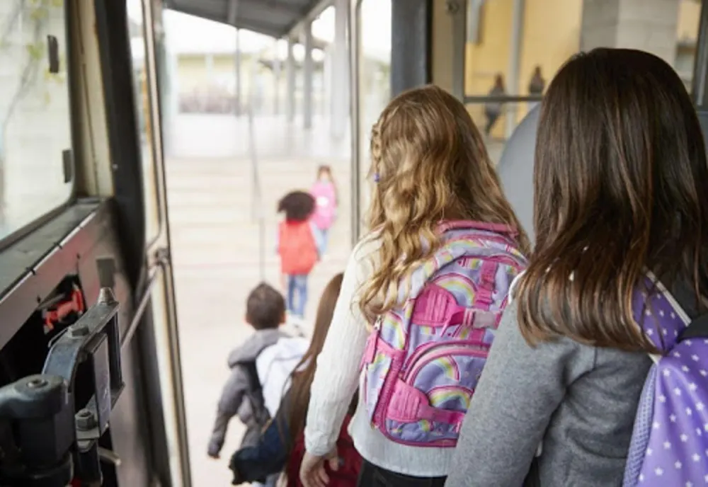 Transport gratuit pentru elevi, în drumul spre școală. Care este procedura