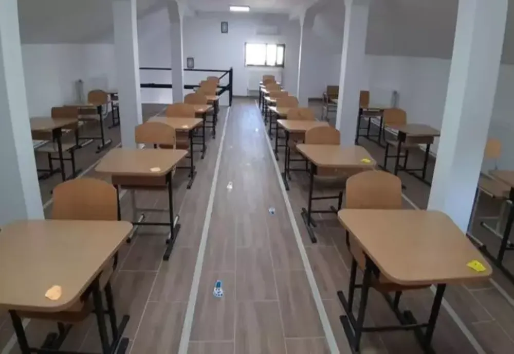 FOTO Liceenii din Isaccea au început anul școlar aproape de capela mortuară a orașului