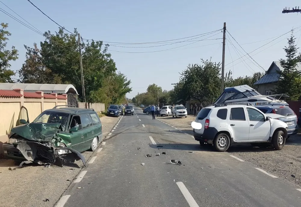 Dezastrul provocat de o șoferiță, trei mașini lovite și o persoană rănită