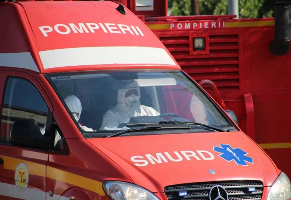 A intrat cu mașina direct în parapet