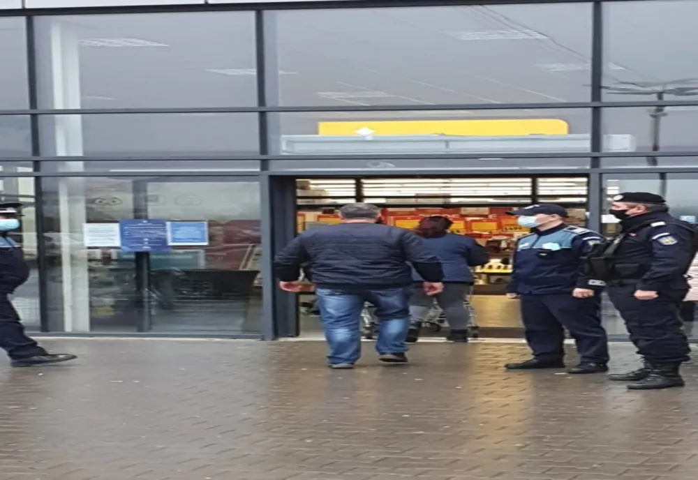 Amenzi de 11.000 lei pentru nepurtarea măştii şi nerespectarea distanţării