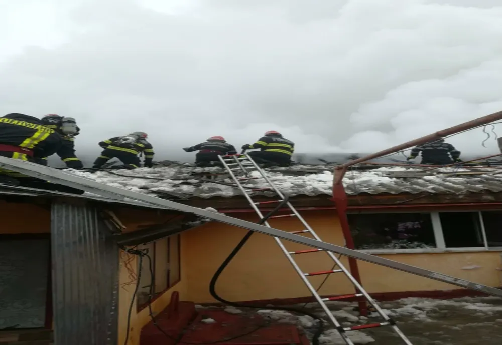 FOTO|Panică la Trestenic. Acoperis în flăcări
