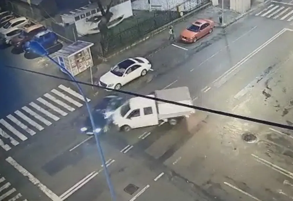 Arest la domicilu pentru șoferul beat care a accidentat o femeie și a fugit
