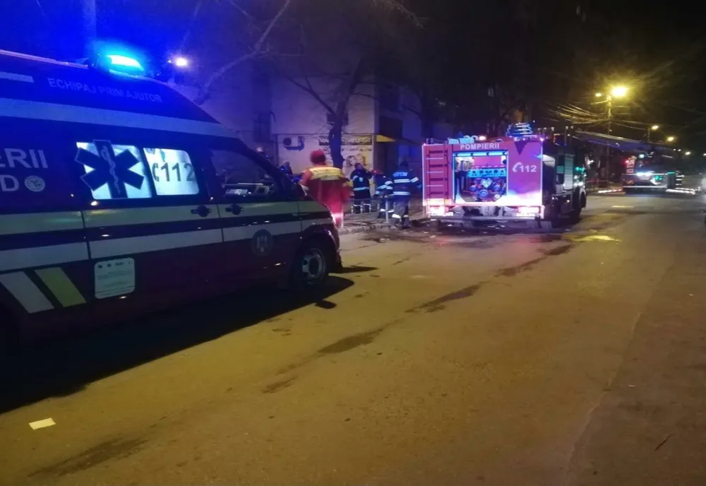 FOTO Incendiu la o garsonieră din Tulcea. Mai mulți locatari evacuați