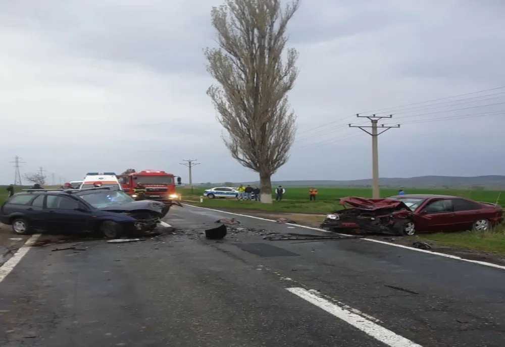 FOTO Accident grav din cauza unei depășiri periculoase. Două victime