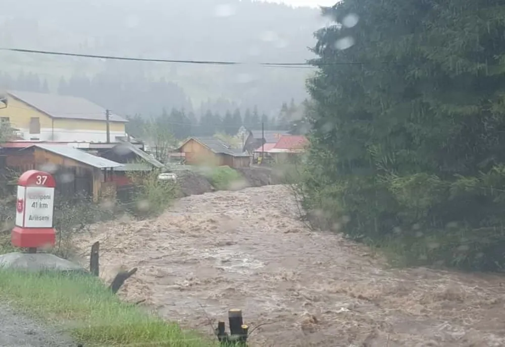 Avertizare de inundaţii pentru mai multe bazine hidrografice, până vineri seară 