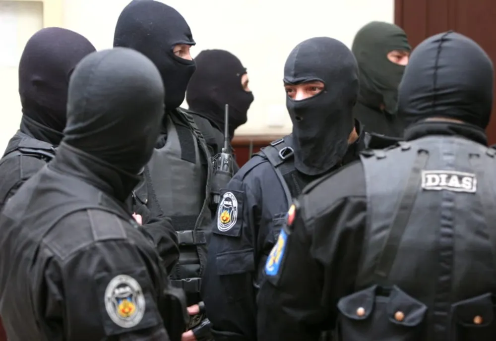 Metoda "loverboy" face noi victime. Percheziții la Tulcea