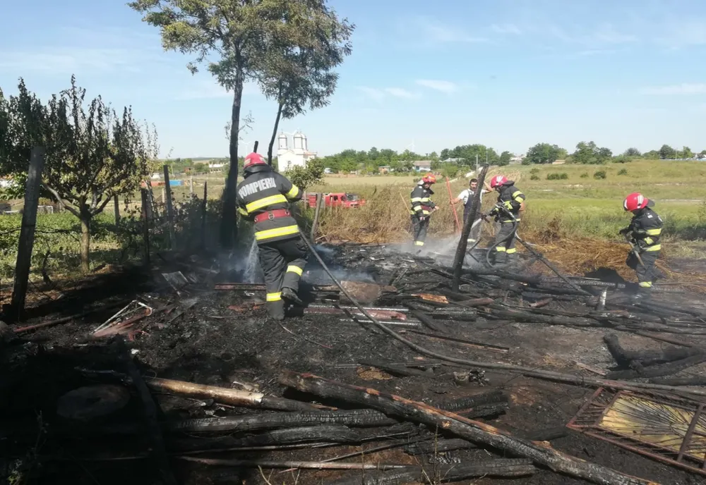 Depozit de furaje în flăcări la Iazurile