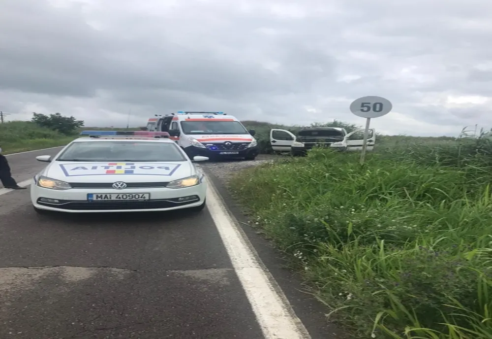 Un șofer a fost rănit, după ce s-a răsturnat cu mașina