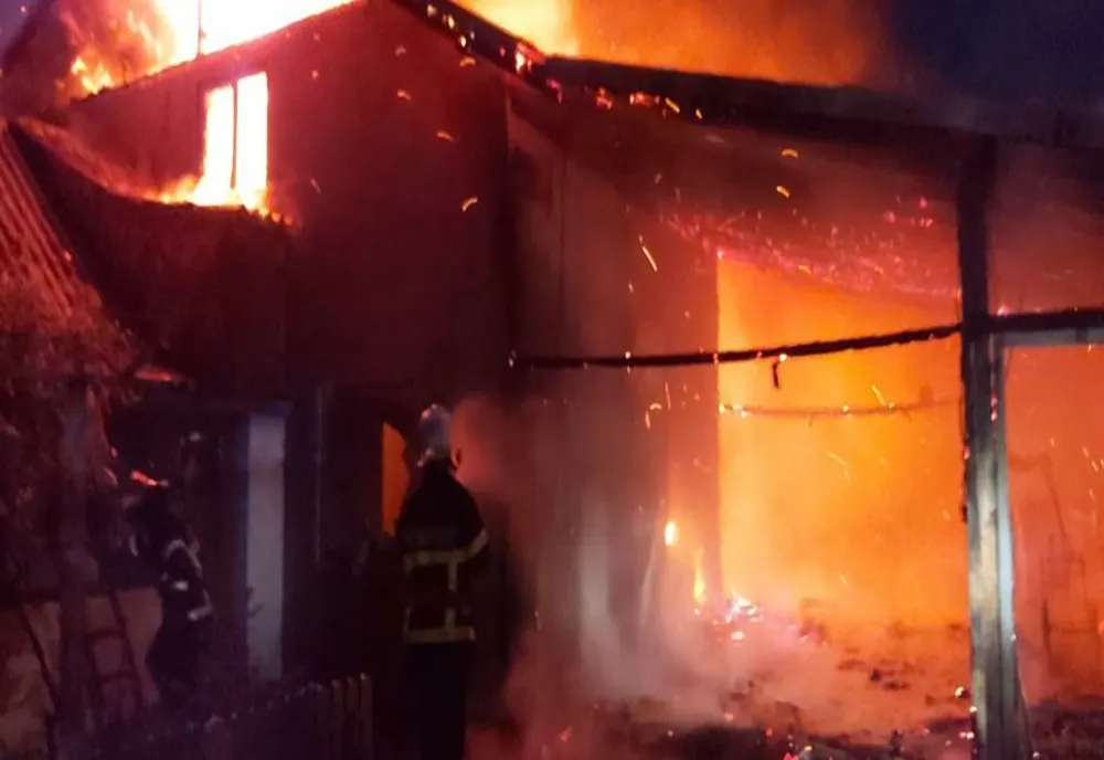 FOTO VIDEO Pensiune din Jurilovca în flăcări. Cinci persoane la spital