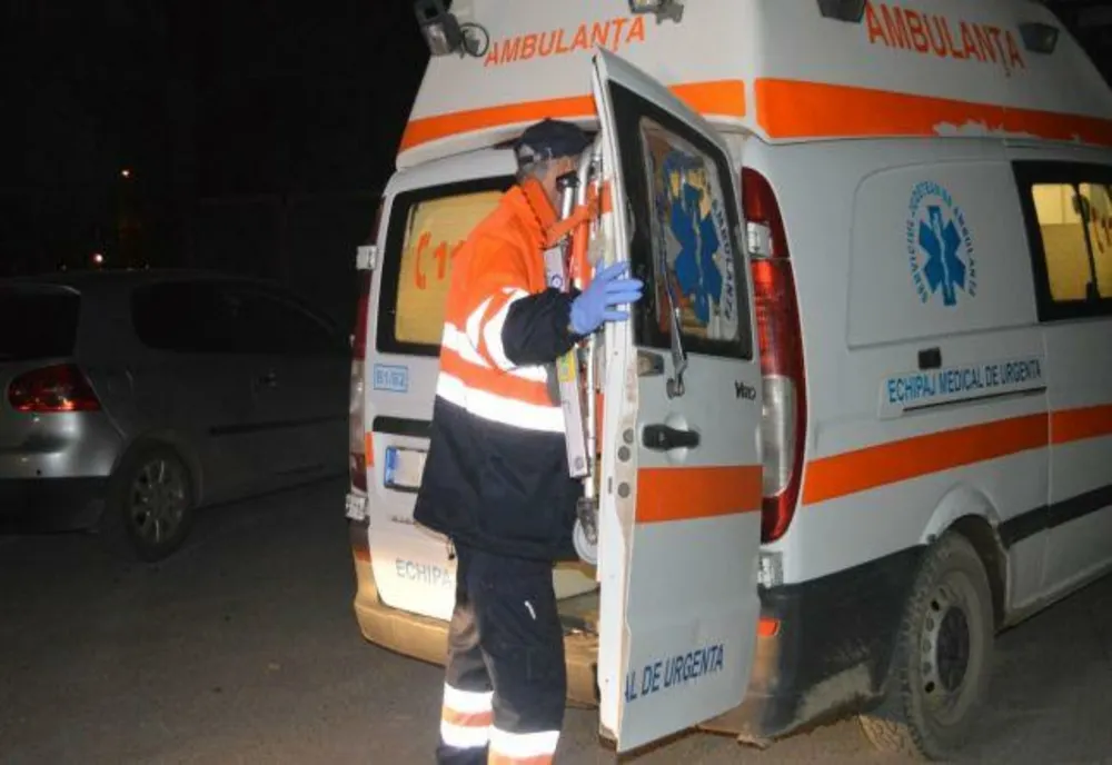 Nițel băut și fără permis, un tulcean s-a răsturnat cu mașina pe câmp