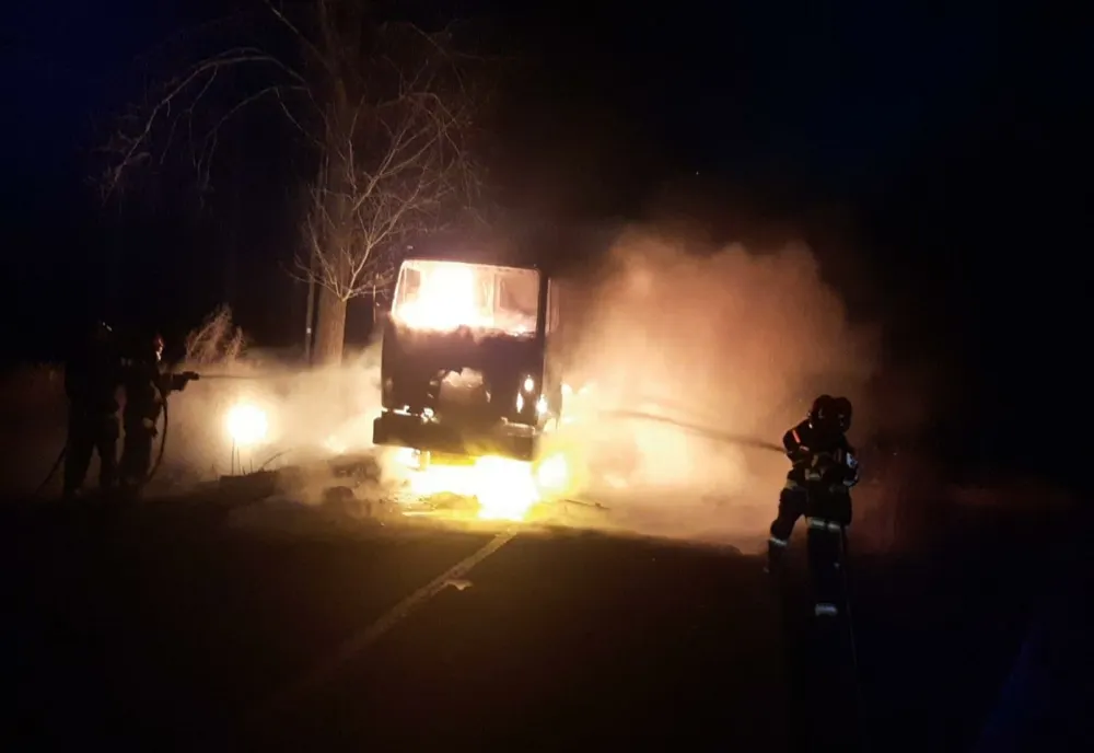 Autocamion făcut scrum pe drumurile din Tulcea