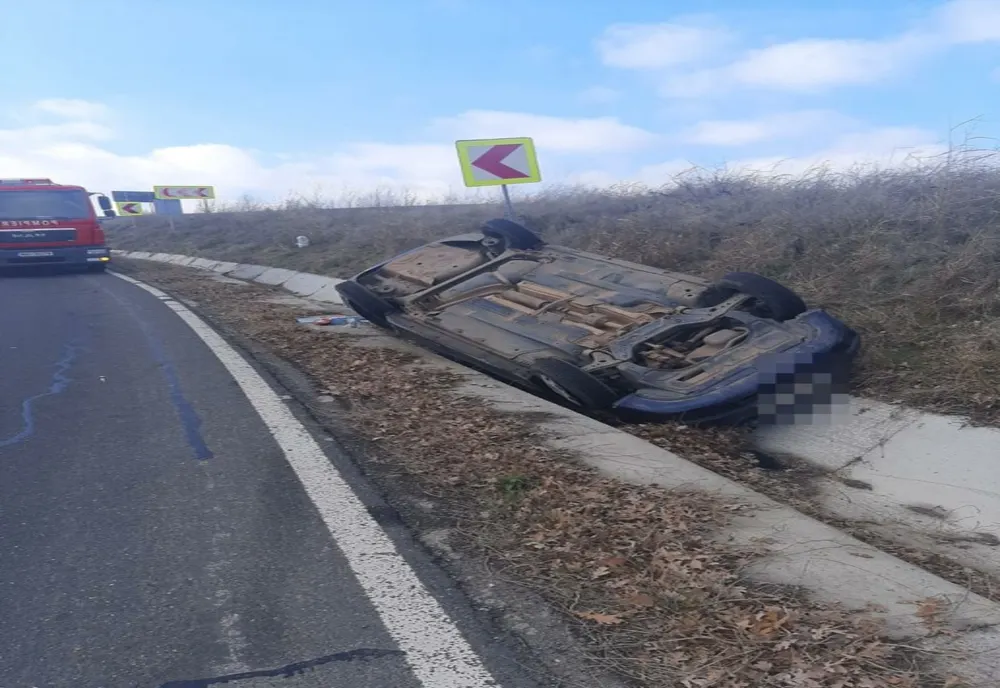 FOTO Impact violent între două autoturisme. Patru persoane rănite