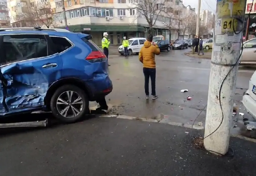 Prăpăd făcut de o șoferiță de 68 de ani din Tulcea pe o stradă din Brăila