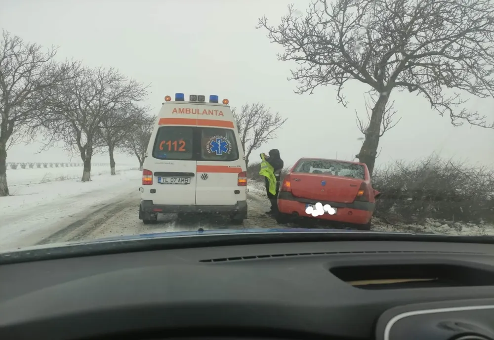 Șofer de 60 de ani, s-a oprit cu mașina direct într-un pom
