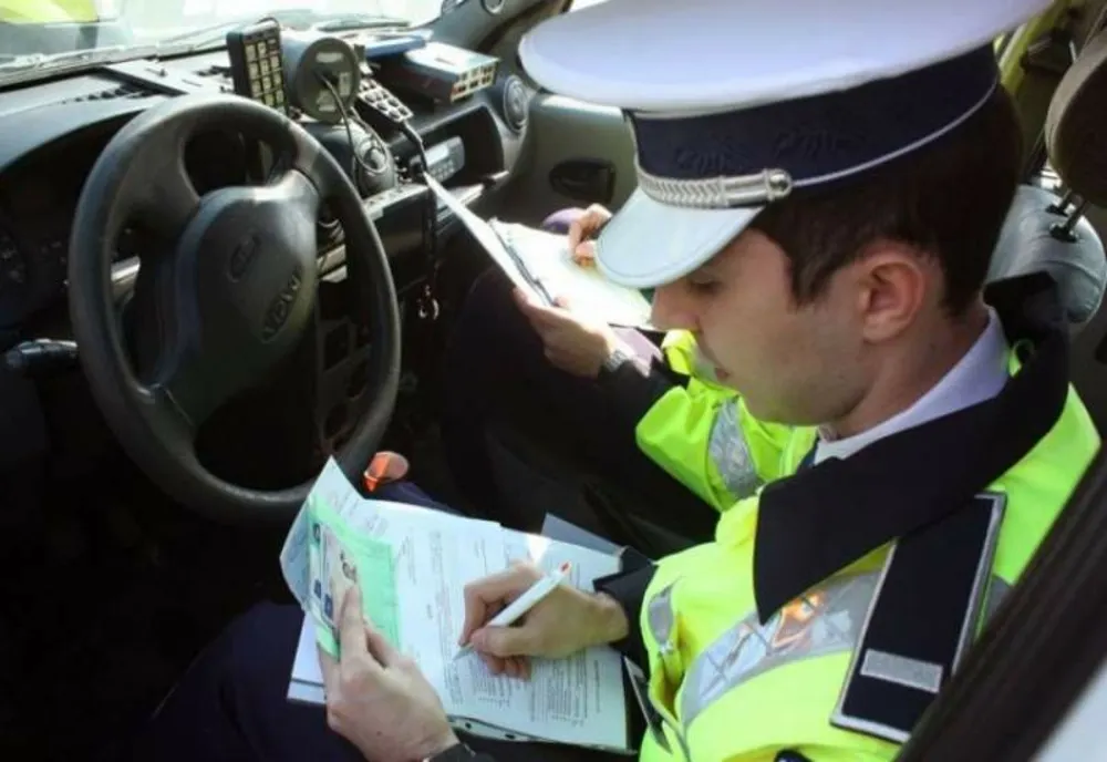 Gesturile obscene în trafic i-au adus unui șofer o amendă „generoasă”