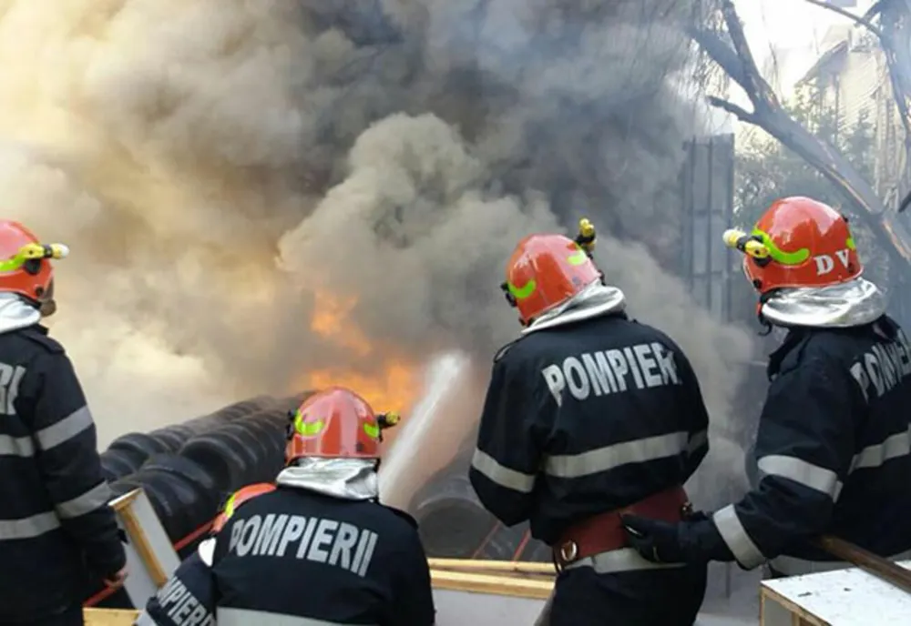 VIDEO Incendiu puternic în Lăstuni. Intervin pompierii din Babadag și Tulcea